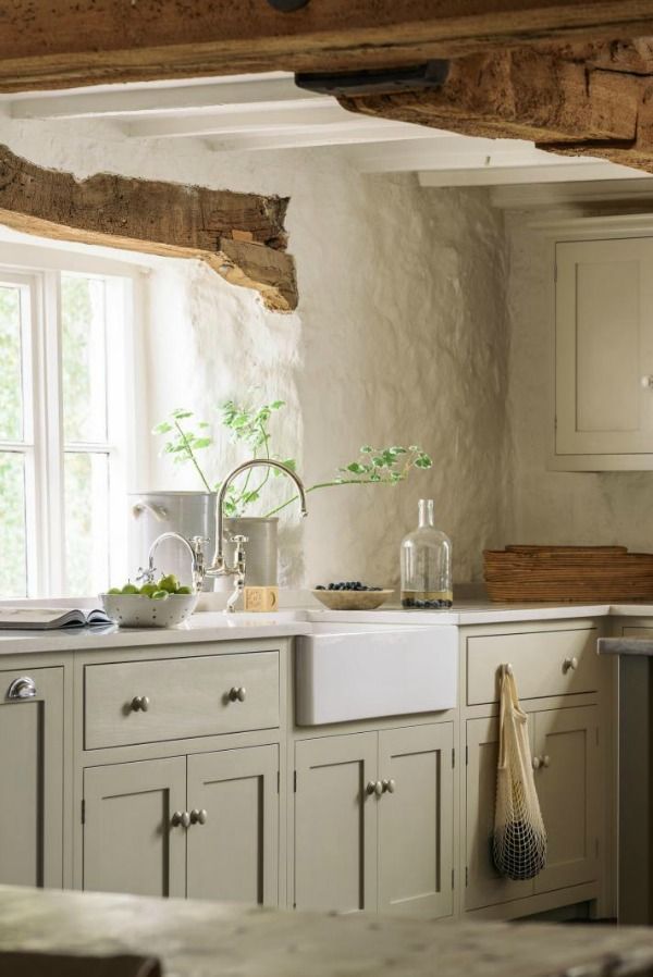 Kitchen with stone blacksplash