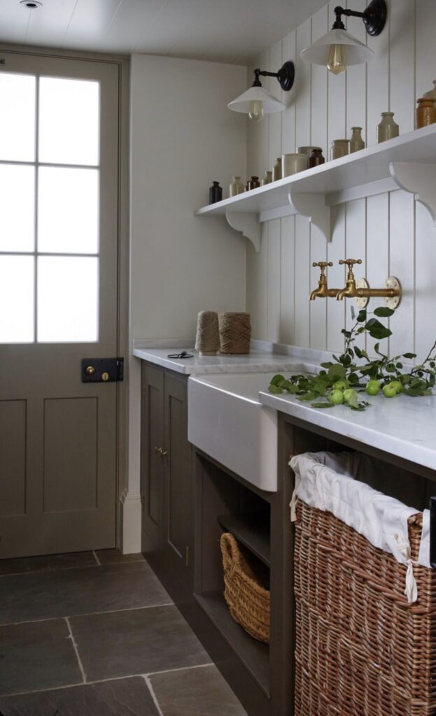 laundry room with farmhouse sink