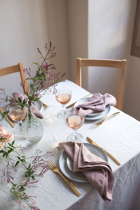table setting with pink napkins