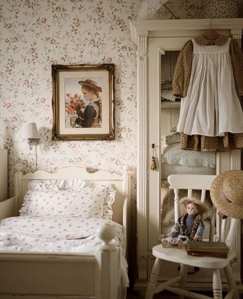 Cute vintage girls room with Scandinavian touches